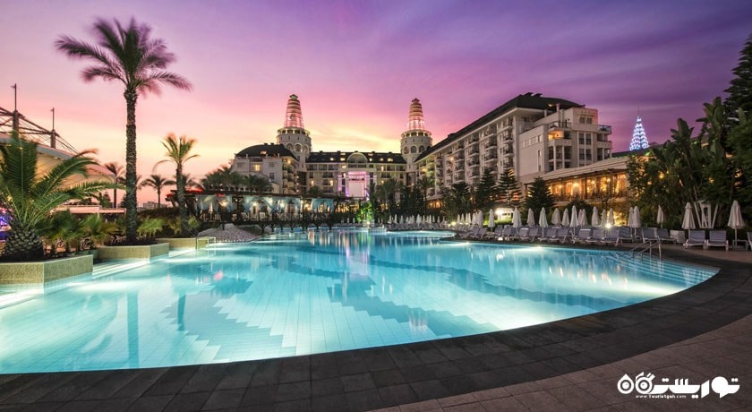 نمای کلی هتل در شب